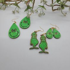 Handpainted wooden grinch earrings. These are handpainted with acrylic paint and sealed with uv resin. Light weight! Choose from 3 different styles! The large teardrop is 2 x 1 1/8 inches. The small teardrop is 1 1/8 x 1 1/4 inches. The full grinch is 2 x 1 1/4 8 inches! Great gift idea! Earring Painting Ideas, Grinch Jewelry Diy, Fall Wood Earrings, Grinch Earrings, Hand Painted Earrings Wood, Wiccan Earrings, Diy Christmas Earrings, Shrinky Dink Earrings, Pumpkin Jewelry