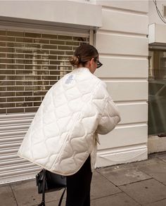 Padded Jacket Outfit, Shacket Street Style, Quilted Jacket Street Style, White Quilted Jacket, Quilted Jacket Outfit, White Jacket Outfit, Fashion Work Outfit, The Frankie Shop, Frankie Shop