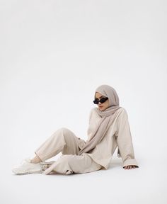 Hijab Fashion Inspiration Abayas, Photo Mannequin, Group Picture Poses, Ootd Poses, Studio Photoshoot Ideas, Studio Photography Fashion, Modern Hijab Fashion, Fashion Model Poses