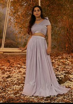 The lavender skirt teamed with crop top and added pleated drape is a perfect bridesmaid outfit this season. You can wear it either for haldi or mehandi function. Drape Lehenga, Pleated Crop Top, Head And Shoulders, Party Kleidung, Purple Skirt, Head & Shoulders, Cropped Tops