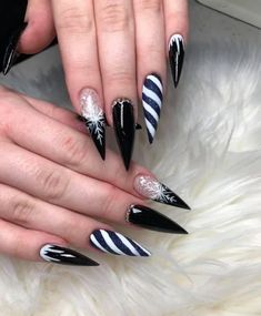 Black And White Christmas Nails, White Winter Nails, White Christmas Nails, Holiday Manicure, Black And White Christmas, Holiday Nail Designs, Gothic Nails, Light Nails