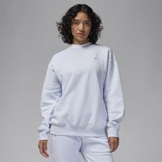 Supersoft fleece makes this sweatshirt feel like your new fave. Add in a roomy fit that's ideal for layering and signature Jordan style and you'll forget all about the last hoodie you wore. Jordan Sweatshirt, Jordan Style, Grey Jordans, Jordan Grey, Razzle Dazzle, Women Lifestyle, Black Fleece, Crop Sweatshirt, Grey Sweatshirt