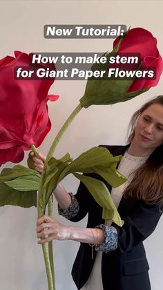 Paper craft flower - cute origami - cute paper crafts - paper diy Giant Flower Backdrop, Big Paper Flowers, Giant Flowers Diy, Giant Paper Flowers Diy, Flower Props, Tissue Paper Flowers Diy, Giant Roses