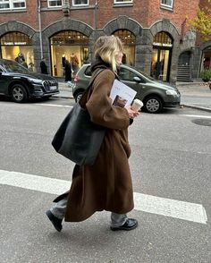 Cold Autumn Outfits, Brown Winter Outfit, Coats Aesthetic, Winter Weather Outfits, Stile Blair Waldorf, Dress Outfit Winter, Adrette Outfits, Warm Outfit, Chique Outfit