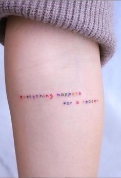 a woman's thigh with the words everything happens for a reason written on it