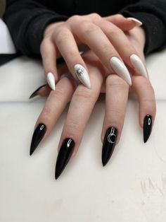 Black Claw Nails Design, Black Nails Goth Gothic, Nail Stilleto Ideas Black And Red, Nails For Witches, Asian Nails Black, Nail Gothic Ideas, Short Acrylic Nails Almond Black And Red, Black Pointy Nails Designs, Black Nails Ideas Stiletto