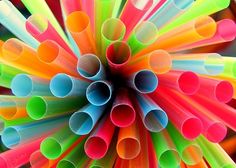 many different colored straws are arranged in the shape of a flower with long tubes