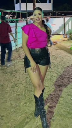 Latina Boots Outfit, Outfits With Boots Mexican, Latina Western Outfits, Western Latinas Outfits, Quince Fits, Mexican Country Girl Outfits, Outfits Latina, Cute Country Outfits