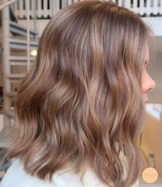 Umhüllend, intensiv, raffiniert: Die Farbe des Augenblicks ist Honey Brown, die perfekte Mischung, die dem Haar Dreidimensionalität und Charme verleiht. Brown Hair Inspo, Bronde Hair, Hair Color Light Brown, Brown Hair Balayage, Light Hair Color, Hair Shades, Brown Blonde Hair, Hair Inspo Color, Light Hair