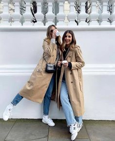 New Balance Outfit Ideas, New Balance 530 Outfit, Stylish Street Style, Grey New Balance, New Balance Outfit, Trench Coat Outfit, Beige Trench Coat, Beige Outfit, New Balance 574