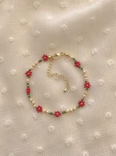 Beaded Necklace With Flowers, Bead Seed Bracelet, Red Flower Beaded Bracelet, Dainty Seed Bead Bracelet, Green Flower Bracelet, Red Bead Necklace Ideas, Red Flower Bracelet, Cool Beaded Jewelry, 4mm Bead Bracelet