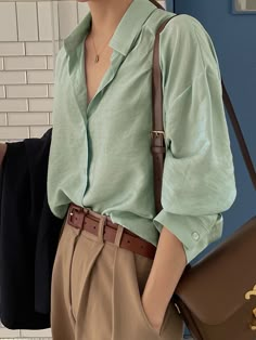 Verde Menta Casual Collar Manga Comprida Tecido Simples Camisa Embellished Elasticidade Baixa Primavera / Outono Green Linen Shirt, Drop Shoulder Shirt, Simple Blouse, Inverness, Inspired Outfits, Green Shirt, 가을 패션, Business Casual Outfits, Mode Inspiration