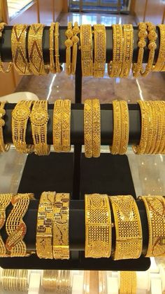 Gold Set Design, Dubai Gold Bangles, Gold Kangan, Dubai Design, Dubai Gold Jewelry, Gold Bangles For Women, Gold Bangle Set, Modern Gold Jewelry