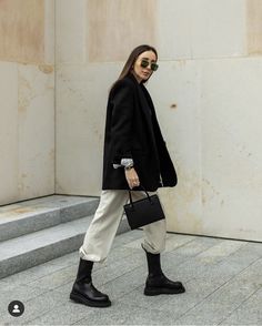 Chunky Boots Outfit, Chelsea Boots Outfits, Chelsea Boots Outfit, Winter Boots Outfits, Black Boots Outfit, Outfit Chic, Trending Boots, Looks Street Style