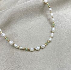 Pearl Necklace Diy, Diy Jewelry Necklace, Beads Bracelet Design, Handmade Jewelry Tutorials, Homemade Jewelry, Handmade Wire Jewelry, Beaded Bracelets Diy, Bracelets Handmade Beaded