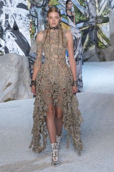 Alexander McQueen Spring 2019 Ready-to-Wear Collection - Vogue Mcqueen Dress, Mcqueen Fashion, Moda Paris, 가을 패션, Fashion Seasons, Fashion Show Collection, Mode Vintage, Primavera Estate