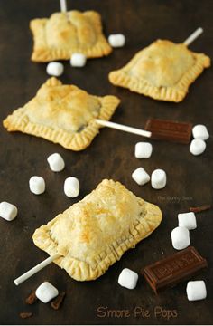 marshmallows and graham crackers are arranged on a baking sheet to make pastries