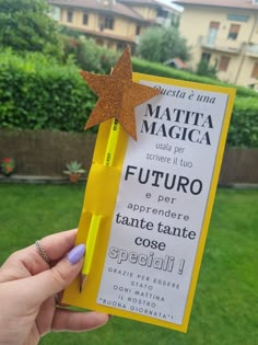 a person holding up a yellow pen with a gold star on it and the words'futuro'written in spanish