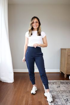 Petite-friendly casual pants for spring | no hem casual pants | petite style | petite fashion | petite friendly joggers Graphic Designer Outfit, Blue Joggers Outfit, Petite Curvy Outfits, Petite Outfits Casual, Jogger Outfit Casual, Best Petite Jeans, Scrubs Outfit, Hem Pants