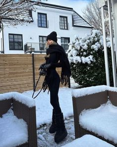 Outfit Neve, Winter Work Outfits Women, Winter Concert Outfit, Cold Winter Fashion, Winter Outfits Elegant, Montana Outfits, Winter Work Outfits For Women, Moon Boots Outfit