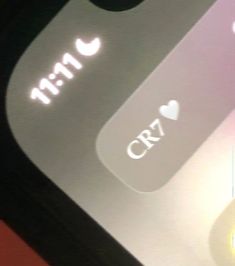 an image of a cell phone screen with the text cr7 on it