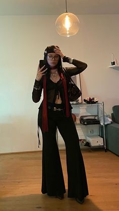 #stylingflaredpants #flaredpantsoutfit #redandblackoutfit #redandblackcolorcombo #y2koutfitideas #streetstyleoutfit #womanoutfits #chunkyjewelry #stylingberet Rock N Roll Cocktail Outfit, Edgy Trouser Outfit, Red Carpet Casual Outfits, Fashion City Aesthetic, Stevie Nicks Inspo Outfits, Fashion Outfits Layering, 90s Fits Black Women, Cool Y2k Outfits, Xavier Wulf Concert Outfits