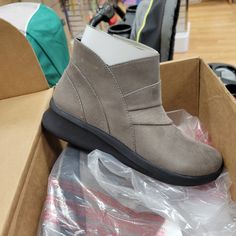 New Clark's Cloudsteppers Pewter Color Size 5.5m New In Box Inventory # 174788 Comfy Travel Shoes, Bucket Boots, Purple Booties, Clarks Boots, Suede High Heels, Brown Leather Heels, Buckle Ankle Boots, Pewter Color, Tall Leather Boots