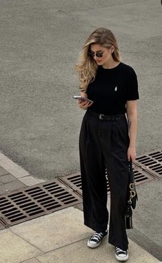 #outfitstyle #lookoftheday #lookdodiabrasil #moda Sporty Chic Work Outfit, Black Slacks Outfit Casual Street Styles, Slacks Outfit, Black Pants Outfit, Office Casual Outfit, Pants Outfit Casual, Uni Outfits, Stylish Work Attire, Outfits With Converse