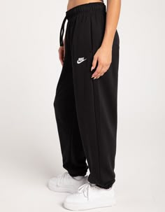 Nike Sweat Pants Outfits, Nike Sweat Pants Outfit Women, Nike Sweatpants Aesthetic, Nike Baggy Sweatpants, Black Nike Pants, Jogging Nike, Fleece Pants Women, Black Nike Sweatpants, Sweatpants And Hoodie