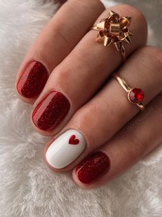 Short, glittery red nails with a white and heart accent Red And White Nails, Red Nails Glitter, Red Christmas Nails, Christmas Nails Easy, Cute Gel Nails, White Nail, Xmas Nails, Heart Nails