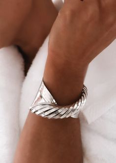 Chunky Silver Bracelet, Chunky Silver Jewellery, Trendy Silver Jewelry, Rings Pretty, Jewelry Template, Statement Cuff Bracelet, Vintage Mom, Bracelet Men, Make An Impact