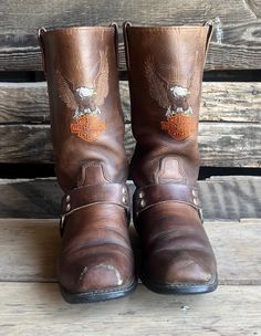 Vintage Harley Davidson boots in deep brown with harness detailing. In vintage condition, see photos. Size 9. Rugged Brown Moto Boots For Biker Events, Brown Snip Toe Moto Boots For Riding, Rustic Brown Moto Boots For Outdoor, Vintage Moto Boots For Fall Outdoor, Western Style Brown Moto Boots With Buckle Closure, Western Brown Moto Boots With Buckle Closure, Brown Biker Moto Boots For Biker Events, Brown Biker Style Moto Boots For Biker Events, Brown Biker Moto Boots With Buckle Closure