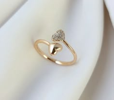 Minimalist Accessories Jewellery, Cute Promise Rings, Hand Jewelry Rings, Couple Ring Design, Fancy Jewelry Necklace, Pretty Jewelry Necklaces, Diamond Rings Design, Gold Jewelry Stores, Gold Rings Fashion