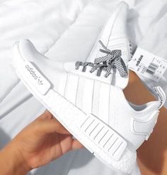 Sneaker Trend, Running Sneakers Women, Adidas Shoes Women, Adidas Zx, Outfit Jeans, Mode Casual, Nmd R1, Casual Sport Shoes, Trend Fashion