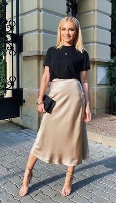 Silk Skirt Outfit Summer, Satin Skirt Outfit Classy, Italy Lookbook, Beige Skirt Outfit, Lace Shirt Outfit, Silk Slip Skirt