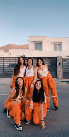 Halloween Costumes For 4 Besties, Helowen Costum, Halloween Custome Ideas For Best Friends, Halloween Ideas For 4 Friends, Teenage Group Halloween Costumes, Prisoner Costume Ideas, Group Halloween Costumes Both Genders, Matching Trio Costumes, Customs Halloween Women