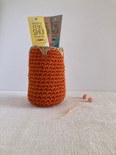 Boho vase, crocheted in trapilho, orange and raffia in beige. Ideal for storage living room, bedroom, entrance, office. Can be used to put incense sticks, kitchen utensils, hairbrushes, creative hobby accessories such as knitting needles for example ... Do not hesitate to insert a jar for more stability. Dimensions: 18 cm high, and 10 cm in diameter. Crochet Vase, Entrance Office, Storage Living Room, Boho Vase, Bedroom Entrance, Living Room Storage, Creative Hobbies, Incense Sticks, Knitting Needles