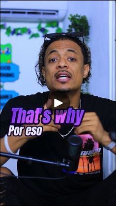 a man holding a microphone in front of him with the words that's why por eso