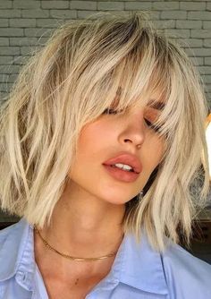 Idées coiffure 40 ans : voici les coupes à adopter pour qu'on vous donne 10 ans de moins ! Lob Haircut Layered, Kort Bob, Triangle Hair, Geometric Hair Clip, Blonde Bob Hairstyles, Corte Bob, Bob Haircut With Bangs, Long Bob Haircuts