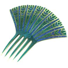 Fine French Art Deco Paste Comb made in France in the 1930's. Clear celluloid is overlaid with a vibrant turquoise celluloid which is incised and carved away, then hand set with pave rhinestones in blues and greens. Delicate yet elaborate Art Deco design. 1930's France. 6.5" x 6.5". Excellent condition. Retro Updo, Pasta Art, Antique Hair Combs, Art Deco Hair, Bijoux Art Nouveau, Vintage Hair Clips, Vintage Hair Combs, Hair Comb Accessories, Vintage Hair Accessories