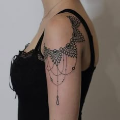 Tatuagem feminina e inspirações Women's Shoulder Tattoo, Lace Tattoo Design, Armband Tattoo Design, Tattoo Trend, Inspiration Tattoos, Disney Tattoo, Lace Tattoo, Shoulder Tattoos For Women, Diy Tattoo