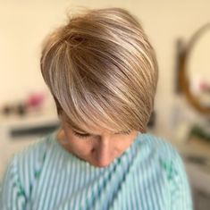 Short Blonde Hairstyles Short Hair Long Fringe, Short Blonde Hairstyles, Short Angled Bobs, Bob Hair Cuts, Pixie Bob Hairstyles, Short Hair Back, Angled Bob Hairstyles, Black Hair Balayage, Style Salon