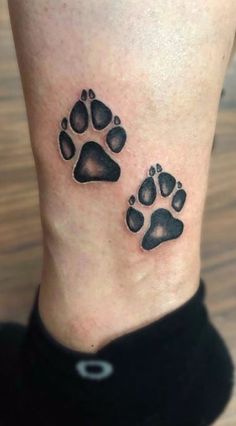 Simple Dog Tattoo, Tattoo Bein Frau, Wolf Paw Tattoos, Dog Tags Tattoo, Dog Tattoo Ideas, Tattoo Artist Tattoo, Dog Print Tattoo