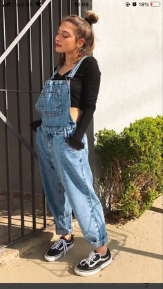 Overalls Outfit Aesthetic, Black Vans Outfit, 90s Inspired Outfits, Overalls Outfit, Crazy Outfits, All Jeans, Chill Outfits, Simple Trendy Outfits, Alternative Outfits