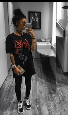 Minimalista Sikk  Mode Edgy  Oversize Tshirt Outfits  Baggy Shirt Easy 30 day return policy Mode Edgy, Oversized Grunge, Oversize Tshirt Outfits, Oversize Tshirt, Baggy Shirt, Look Grunge, Outfits Baggy, Fest Outfits, Looks Black