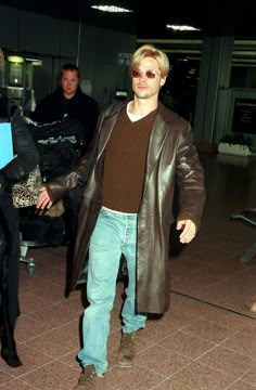 90’s Airport Style, 1990s British Fashion, Brad Pitt Street Style 90s, 90s Male Style, 90s Berlin Fashion, 2003 Fashion Men, 90s Formal Fashion Men