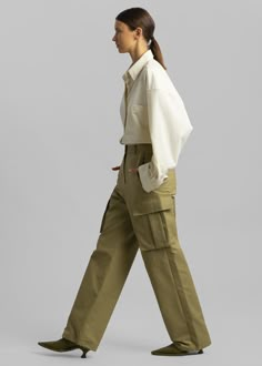 Color: KhakiLightweight cotton fabricRelaxed cargo styleEnlarged cargo pockets at each legSlant hip pocketsAdjustable toggles at hemHook and bar closureZip flyUnlined100% CottonDry CleanBy The Frankie Shop. Imported Cargo Trousers Outfit, Green Cargo Pants Outfit, Beige Cargo Pants, Cargo Outfit, Cargo Pants Streetwear, Cargo Shorts Women, The Frankie Shop, Women Cargo Pants, Square Pants