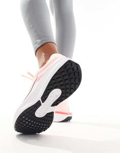 Zapatos de Nike Running Echa a correr Diseño de corte bajo Cierre con cordones Lengüeta y tobillo acolchados Detalle característico de Nike Bandas en el mediopié elásticas para mejorar la sujeción Amortiguación de espuma con unidad Air para absorber los impactos Suela de goma resistente Suela con diseño gofrado para mejorar la adherencia Running Trainers, Trainer Heels, White Trainers, Swimwear Sale, Short Socks, Adidas Samba, Hoodies For Sale, Vans Old Skool, Nike Running