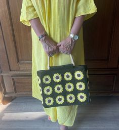 This summery bag is inspired by Vincent van Gogh's Sunflowers. The beautiful base of army green makes these yellow flowers stand out nicely. You want to be seen with this, a real eye-catcher. The bag is made of 100% cotton. It is fully lined with reinforced jute encased in a bright yellow cotton. It closes easily with a magnetic closure. The nice wooden handle finishes it off. Can be used as both a hand and shoulder bag. Dimensions : 33 x 25 x 11 Crochet Van Gogh, Style Ibiza, Flowers Stand, Van Gogh Sunflowers, Ibiza Style, Yellow Sunflowers, Green Handbag, Ibiza Fashion, Summer Bag