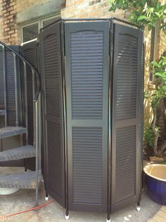 an outdoor shower stall with steps leading up to it